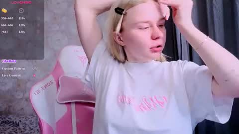 Snapshot of miliameow chatting on 07-15-26, 09:31 Milia online show from 07-15-26, 09:31