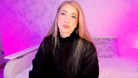 Snapshot of milky_waybaby chatting on 12-24-24, 05:27 Vivian online show from 12-24-24, 05:27