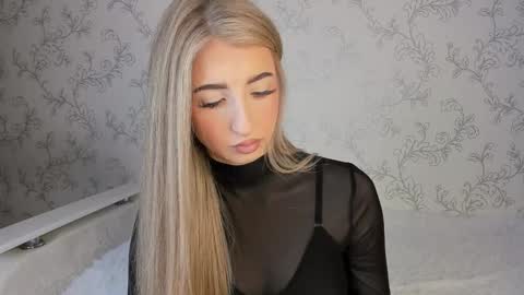 Snapshot of milky_waybaby chatting on 01-26-25, 08:25 Vivian online show from 01-26-25, 08:25