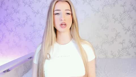 Snapshot of milky_waybaby chatting on 02-07-25, 08:22 Vivian online show from 02-07-25, 08:22