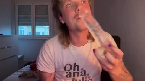 Snapshot of milkymitch chatting on 01-05-25, 05:30 Mimi online show from 01-05-25, 05:30