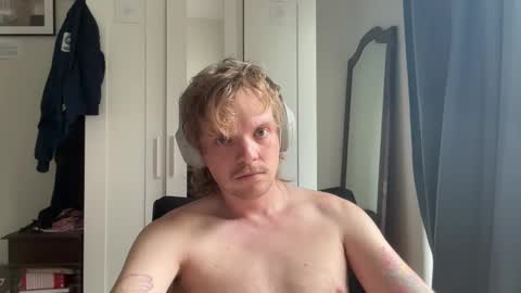 Snapshot of milkymitch chatting on 11-01-25, 02:52 Mimi online show from 11-01-25, 02:52