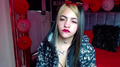 Snapshot of millacounisslosexanal chatting on 02-19-25, 01:39 Violeta online show from 02-19-25, 01:39