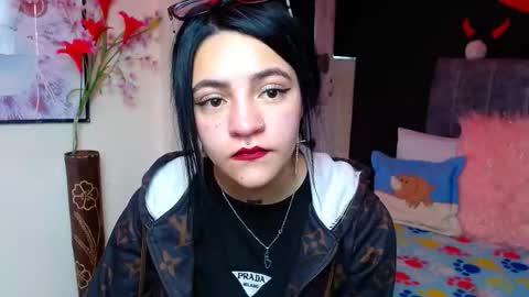 Snapshot of millacounisslosexanal chatting on 11-18-25, 02:10 Violeta online show from 11-18-25, 02:10