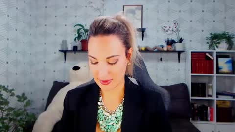 Snapshot of millaxqueen chatting on 10-25-25, 03:18 MillaXQueen online show from 10-25-25, 03:18