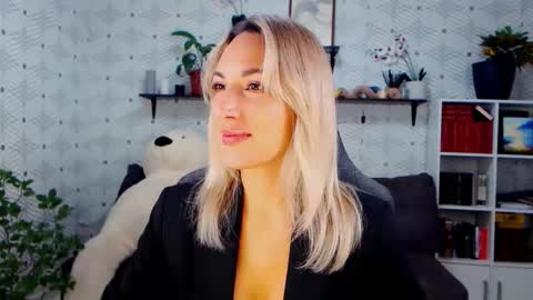 Snapshot of millaxqueen chatting on 11-11-25, 03:56 MillaXQueen online show from 11-11-25, 03:56