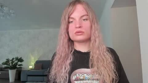 mili-kira online show from 04-20-26, 12:41