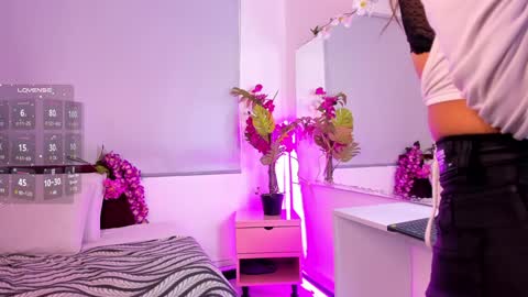 Snapshot of milu_beluci chatting on 01-07-25, 02:30  Milu Belucci  online show from 01-07-25, 02:30