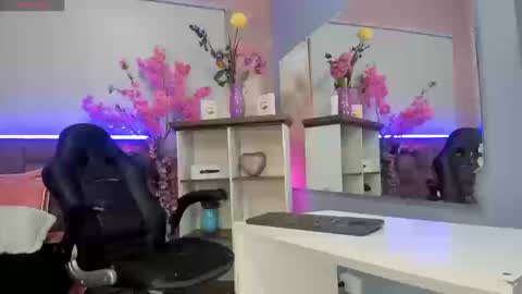 Snapshot of milu_beluci chatting on 09-20-25, 04:19  Milu Belucci  online show from 09-20-25, 04:19