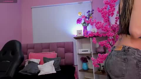 Snapshot of milu_beluci chatting on 09-26-25, 02:21  Milu Belucci  online show from 09-26-25, 02:21