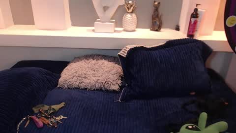 Snapshot of milu_w4llace chatting on 10-21-25, 11:38 Milu Wallace online show from 10-21-25, 11:38