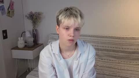 Snapshot of mimipuff chatting on 10-17-25, 01:35 Sonya online show from 10-17-25, 01:35