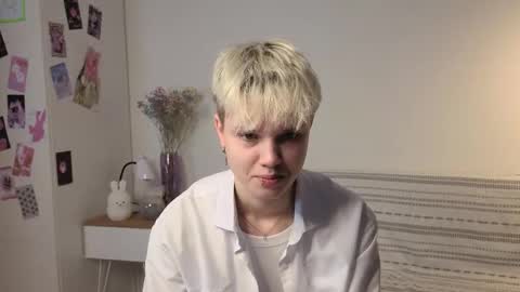 Snapshot of mimipuff chatting on 10-18-25, 01:01 Sonya online show from 10-18-25, 01:01