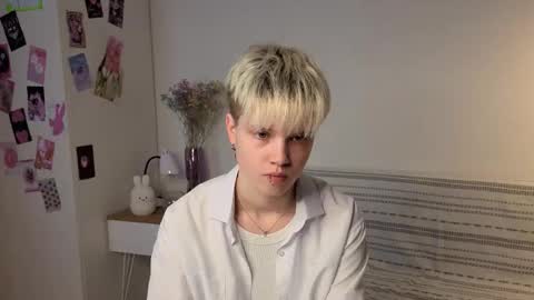 Snapshot of mimipuff chatting on 10-19-25, 02:50 Sonya online show from 10-19-25, 02:50