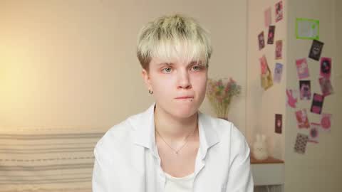 Snapshot of mimipuff chatting on 10-24-25, 01:29 Sonya online show from 10-24-25, 01:29