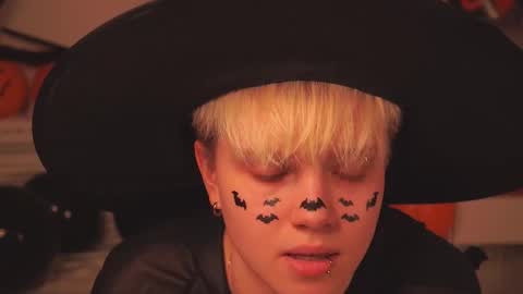 Snapshot of mimipuff chatting on 10-31-25, 01:23 Sonya online show from 10-31-25, 01:23