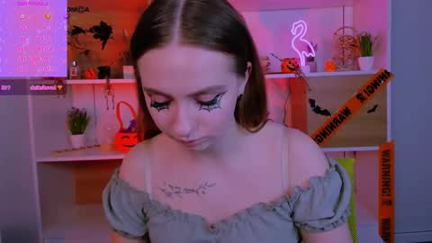 Snapshot of miraella chatting on 10-31-25, 01:50 Mira online show from 10-31-25, 01:50