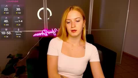 Snapshot of mirandamayers chatting on 10-14-25, 06:03 MirandaMayers online show from 10-14-25, 06:03