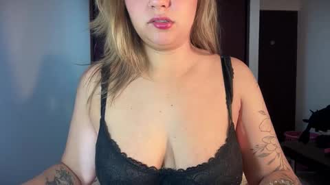 Snapshot of mirilinda chatting on 10-28-25, 02:59 mirilinda online show from 10-28-25, 02:59