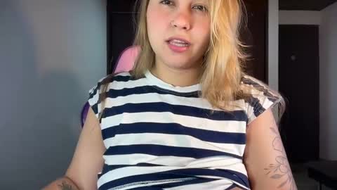 Snapshot of mirilinda chatting on 11-13-25, 02:43 mirilinda online show from 11-13-25, 02:43