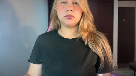 Snapshot of mirilinda chatting on 11-18-25, 03:34 mirilinda online show from 11-18-25, 03:34