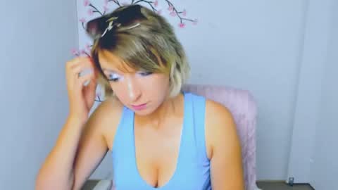 Snapshot of mishelle_blondie chatting on 07-17-26, 06:42 Mishelle online show from 07-17-26, 06:42