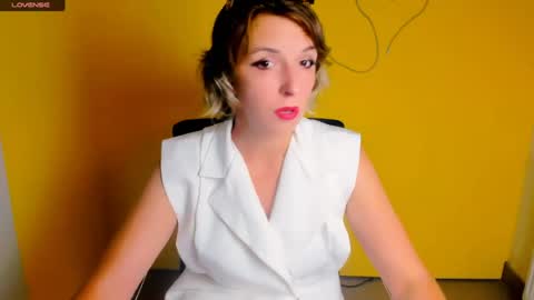 Snapshot of mishelle_blondie chatting on 08-04-26, 11:24 Mishelle online show from 08-04-26, 11:24