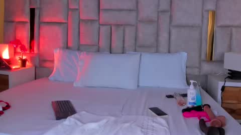 Miss Abigail  online show from 11-21-25, 01:21