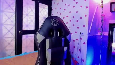 Snapshot of miss_akemi chatting on 10-27-25, 01:37 Akemi 3 online show from 10-27-25, 01:37