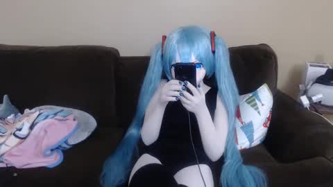 Snapshot of miss_kigu_miku chatting on 12-07-24, 01:36 Miku online show from 12-07-24, 01:36