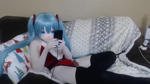 Snapshot of miss_kigu_miku chatting on 12-14-24, 05:40 Miku online show from 12-14-24, 05:40