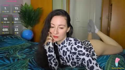 Snapshot of miss_leee chatting on 01-12-25, 10:12 Laura online show from 01-12-25, 10:12