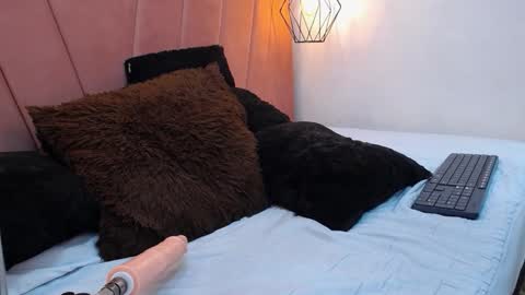 Snapshot of miss_m1a chatting on 11-26-25, 11:33 mia online show from 11-26-25, 11:33