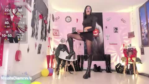 Snapshot of miss_nicolesds chatting on 10-07-25, 03:31 Miss Nicole online show from 10-07-25, 03:31