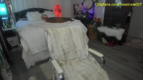 Snapshot of miss_trixie chatting on 10-31-25, 08:43 Trixie007 online show from 10-31-25, 08:43