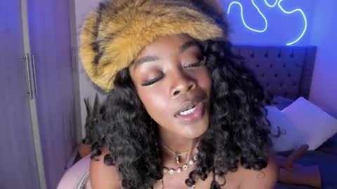 Snapshot of miss_west chatting on 01-15-25, 07:15 Tay Tay Independent Model online show from 01-15-25, 07:15