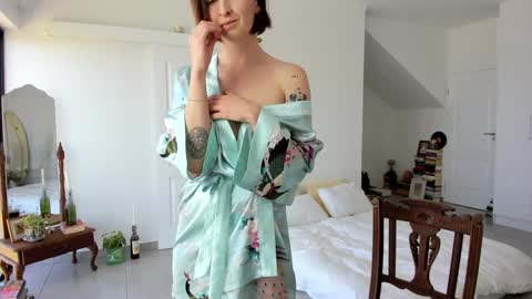 Alexandra Thorn online show from 09-25-25, 09:46