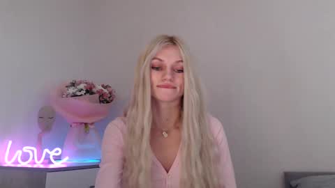 Snapshot of missemma1111 chatting on 12-20-24, 11:26 EMMA online show from 12-20-24, 11:26