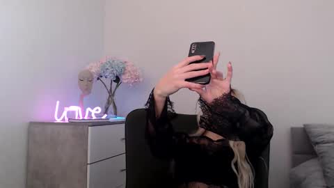 Snapshot of missemma1111 chatting on 01-21-25, 01:11 EMMA online show from 01-21-25, 01:11