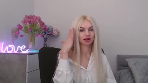 Snapshot of missemma1111 chatting on 01-29-25, 01:16 EMMA online show from 01-29-25, 01:16