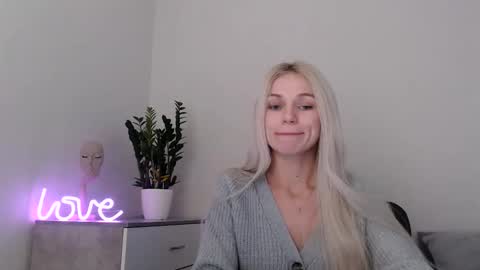 Snapshot of missemma1111 chatting on 02-11-25, 09:14 EMMA online show from 02-11-25, 09:14