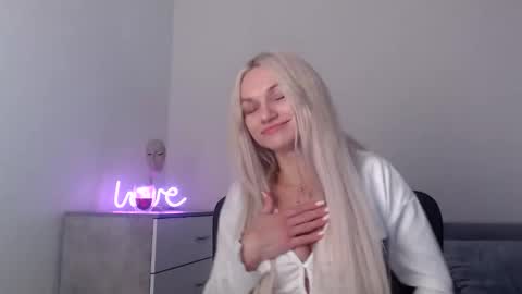 Snapshot of missemma1111 chatting on 09-09-25, 08:19 EMMA online show from 09-09-25, 08:19