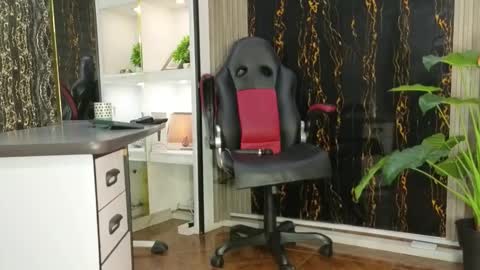 Escarlet online show from 11-22-25, 03:49