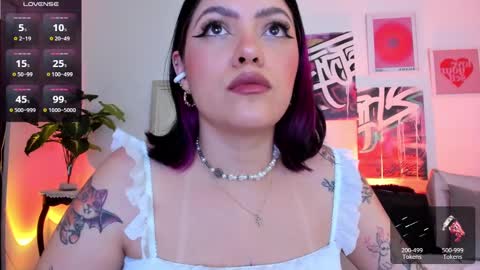 Snapshot of misshuntt3rs chatting on 01-19-25, 02:57 Annie online show from 01-19-25, 02:57