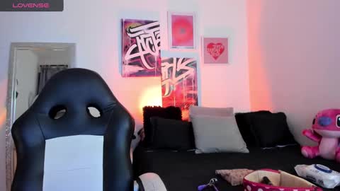 Snapshot of misshuntt3rs chatting on 03-08-25, 01:39 Annie online show from 03-08-25, 01:39