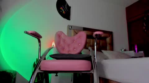 Snapshot of misslucye_robbie chatting on 12-14-24, 01:39 Lucye Robbie online show from 12-14-24, 01:39