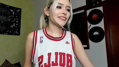 Snapshot of missluna27 chatting on 02-21-25, 08:16 Miss Luna online show from 02-21-25, 08:16