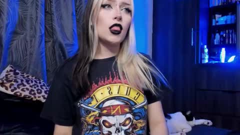 Snapshot of missluna27 chatting on 10-15-25, 01:17 Miss Luna online show from 10-15-25, 01:17