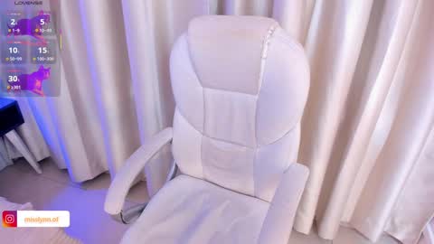 i am lyn online show from 11-19-25, 03:28