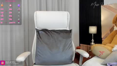 Snapshot of misspaulina__ chatting on 02-20-25, 02:29 Pau Giraldo online show from 02-20-25, 02:29